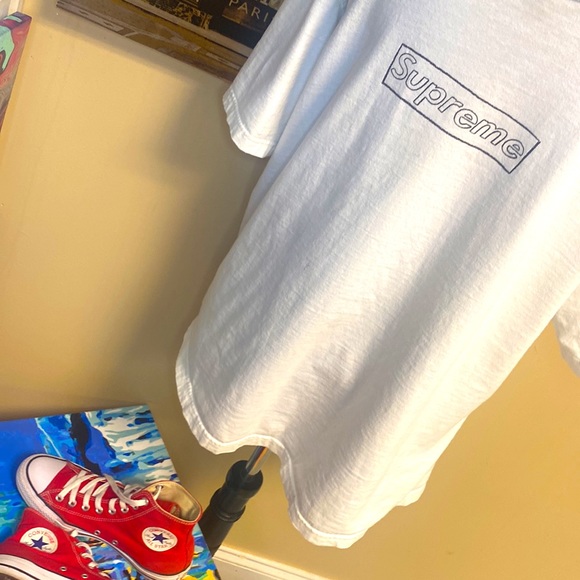 🎉 HP 🎉 Supreme x Kaws Chalk Logo T-shirt - Picture 4 of 11